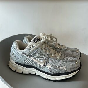 Nike Wmns Air Zoom Vomero 5 Photon Dust Metallic Silver size 6